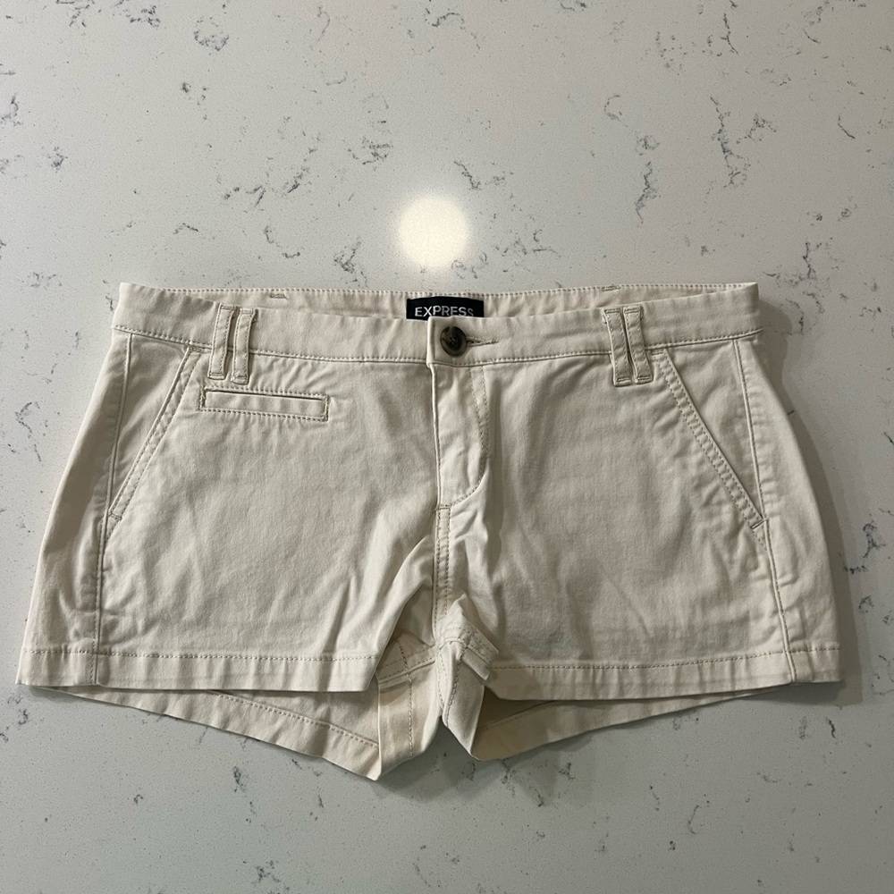 Soft Express kaki short. NWOT